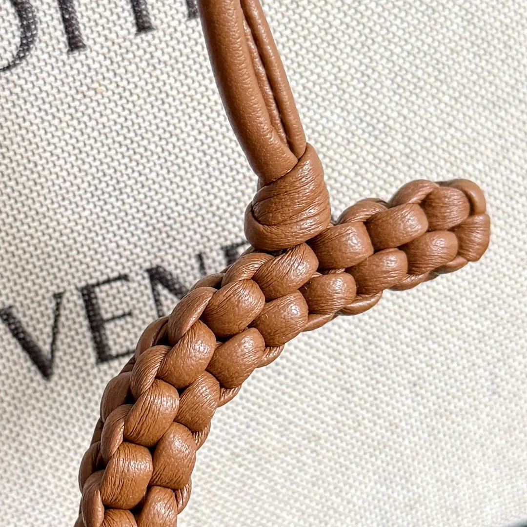 Batch 420 Let’s see what new cute little thing BV has released~ It’s this letter pendant, which is different from the puppy pendant. The weaving of this letter is more three-dimensional, and the material is very solid, and it is not easy to deform even if it is folded. Style number: C